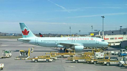Ein Airbus A320 der "Air Canada" am Gate (Symbolfoto)