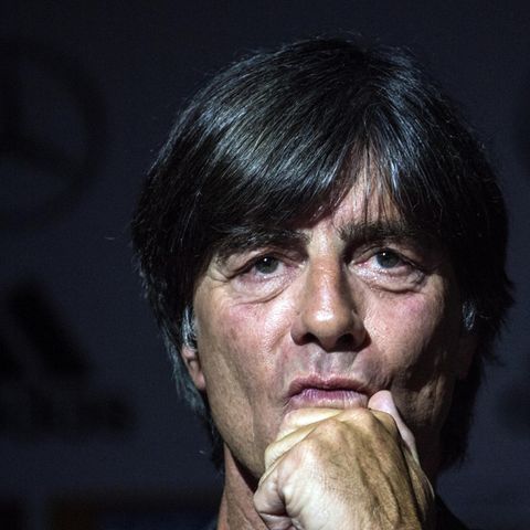 Jogi Löw grübelnd - Kann er sein Denkmal retten?
