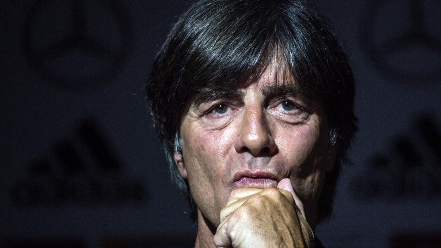 Jogi Löw grübelnd - Kann er sein Denkmal retten?