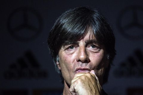 Jogi Löw grübelnd - Kann er sein Denkmal retten?