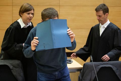 Weil er Kollegen mit vergifteten Pausenbroten töten wollte, ist ein 57-jähriger Mann aus Ostwestfalen nun zu lebenslanger Haft verurteilt worden.