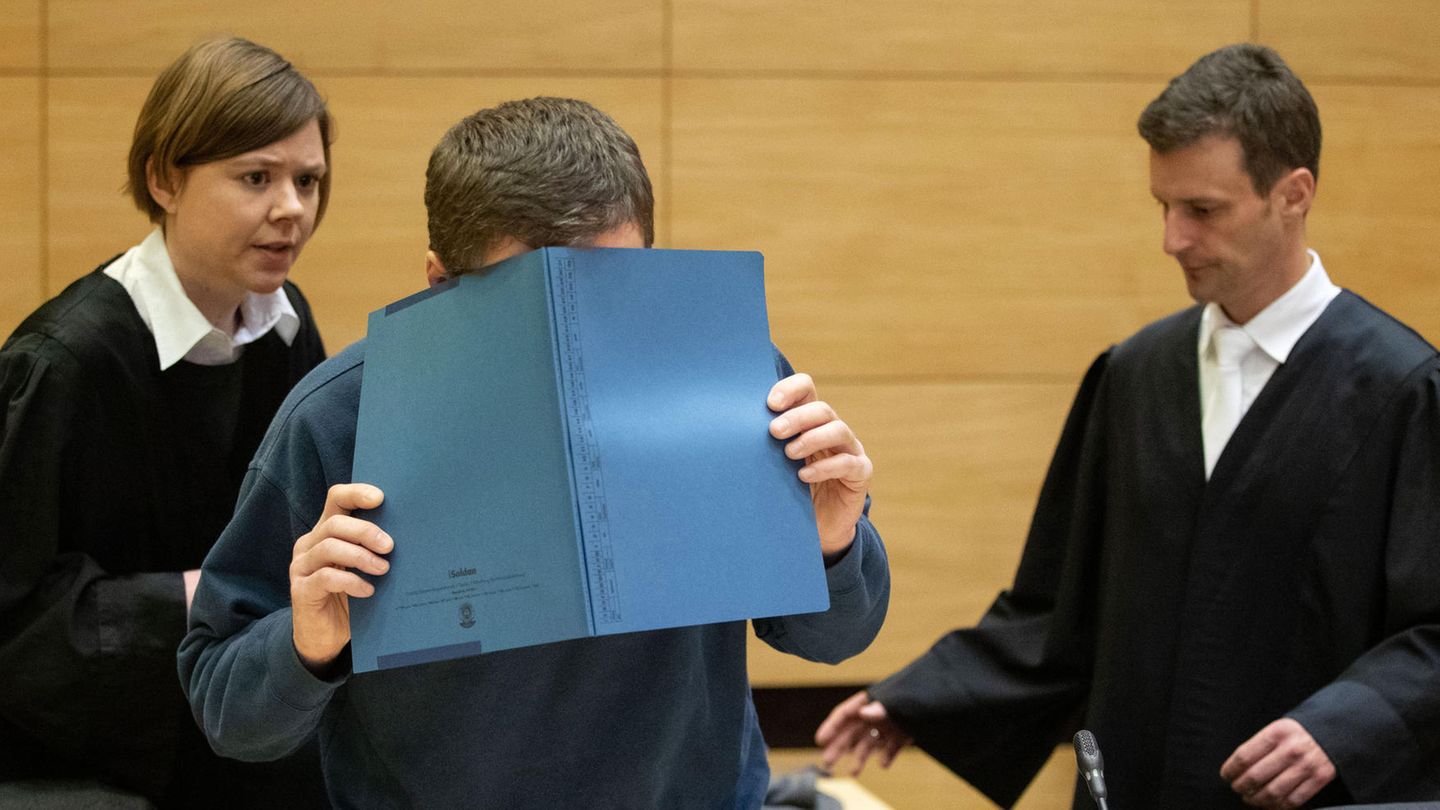 Weil er Kollegen mit vergifteten Pausenbroten töten wollte, ist ein 57-jähriger Mann aus Ostwestfalen nun zu lebenslanger Haft verurteilt worden.