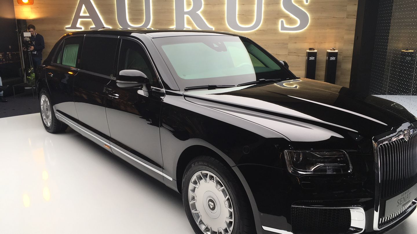Aurus Senator – der Motorblock der russischen Oligarchen-Limousine wirkt wie aus einem Panzer, der Rest der Fuhre wie ein zu groß geratener Rolls Royce. Vladimir Putin bekommt ihn wie hier zu sehen gepanzert und verlängert als Staatskarosse.