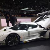 Koenigsegg Jesko – die schwedische Sportwagenmanufaktur ist relativ bekannt, weil sie einst Saab retten wollte. Inzwischen setzt sie wieder nur auf Leistung. Der Jesko soll mit 1622 PS die 300-Meilen-Grenze brechen. Das entspricht 482 Km/h.