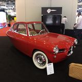 Nobe 100 – Das erste estnische Elektroauto ist ein Dreirad und ist ab 37000 Euro zu haben. Es hat eine Motorradzulassung, deswegen sind Sitze ohne Kopfstützen angeblich erlaubt.