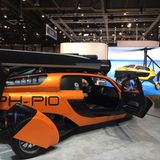 PAL-V – Flugauto aus den Niederlanden, das zwei Personen rund 500 Kilometer weit transportieren können soll. Der Fahrer braucht einen Pilotenschein und einen Flughafen, um es in der Luft zu nutzen. Ansonsten rollt es mit 160 Sachen über Land.