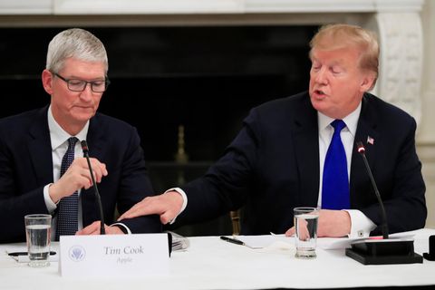 Bei einem Treffen mit Wirtschaftsvertretern sitzt Apple-CEO Tim Cook neben Donald Trump