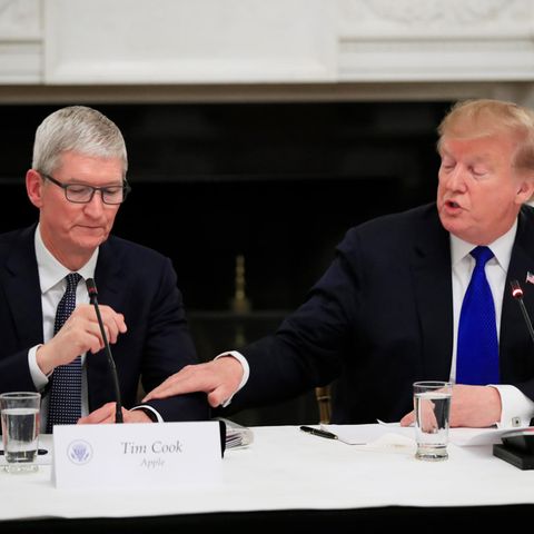 Bei einem Treffen mit Wirtschaftsvertretern sitzt Apple-CEO Tim Cook neben Donald Trump