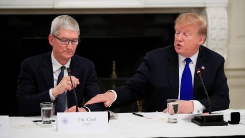 Bei einem Treffen mit Wirtschaftsvertretern sitzt Apple-CEO Tim Cook neben Donald Trump