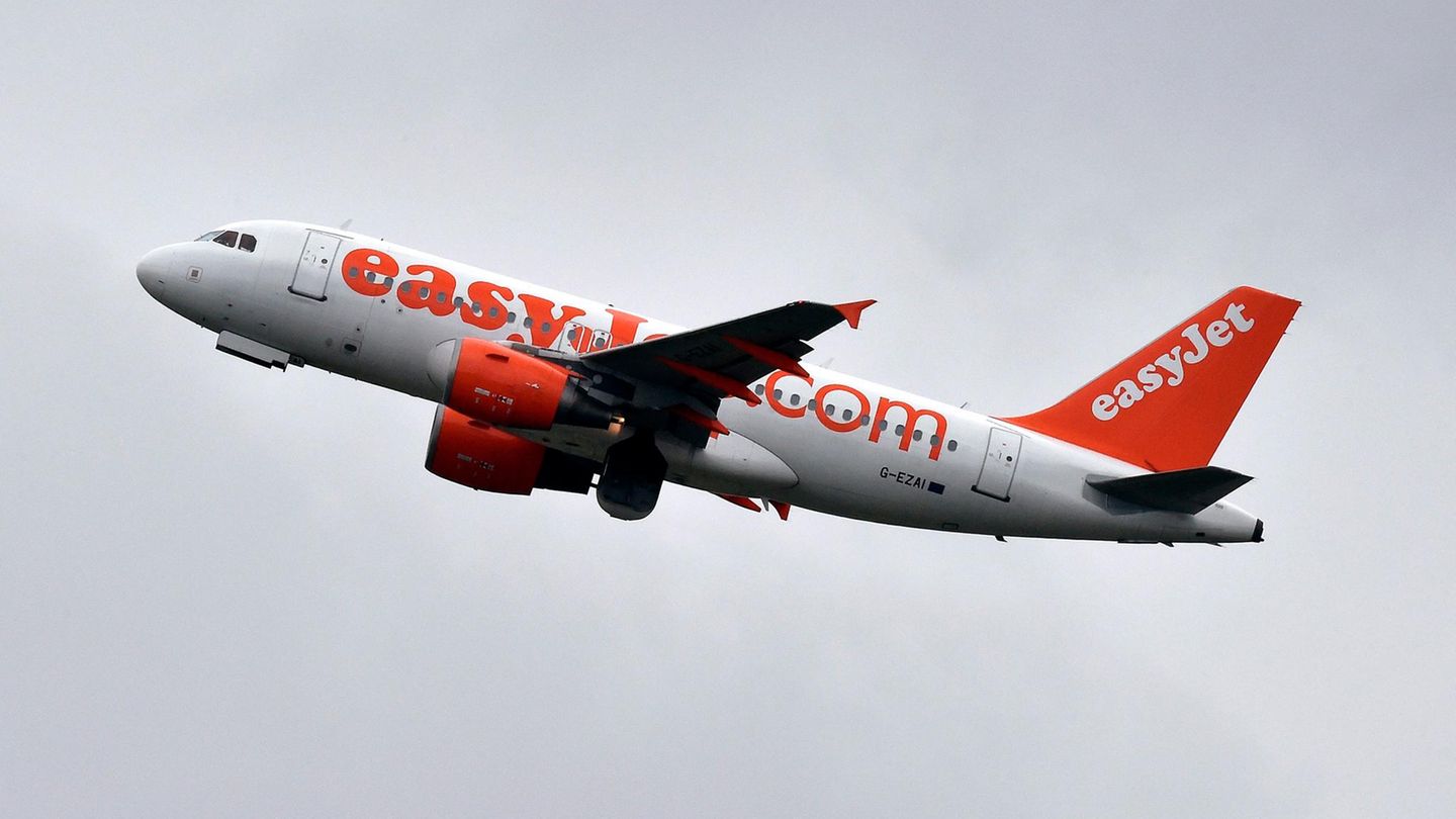 Ein Flugzeug der "EasyJet" hebt ab