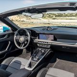 Das Cockpit ist fast identisch zu dem des Coupés