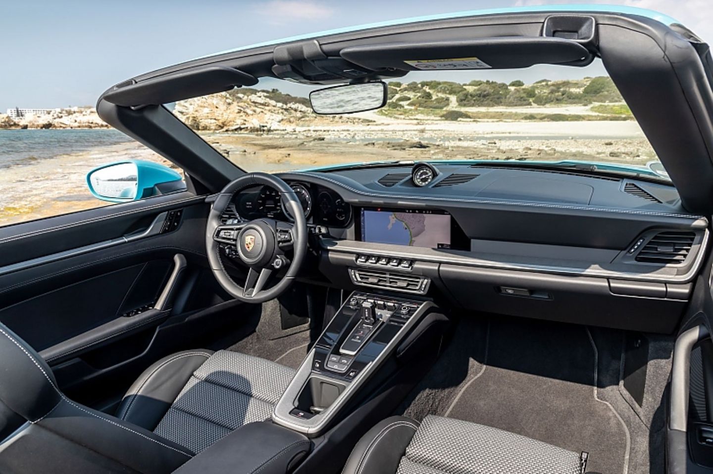 Das Cockpit ist fast identisch zu dem des Coupés