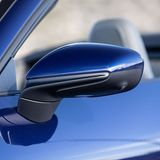 Der Tote-Winkel-Assistent meldet sich auch im Außenspiegel