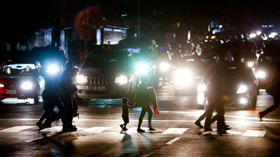 Massiver Stromausfall taucht Krisenstaat Venezuela ins Dunkel Massiver Stromausfall taucht Krisenstaat Venezuela ins Dunkel