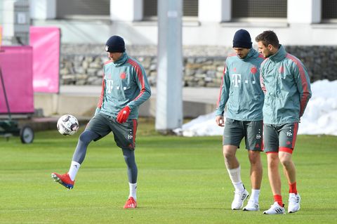 Sven Ulreich mit Mats Hummels und Thomas Müller