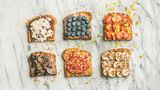 Vollkorn-Toast mit Nusscreme und Früchten