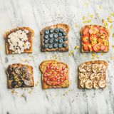 Vollkorn-Toast mit Nusscreme und Früchten