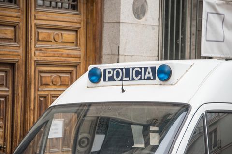 Spanisches Polizei-Auto vor einem Gebäude