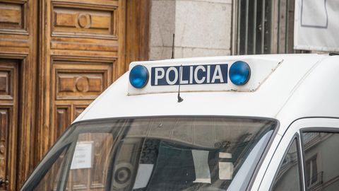 Spanisches Polizei-Auto vor einem Gebäude