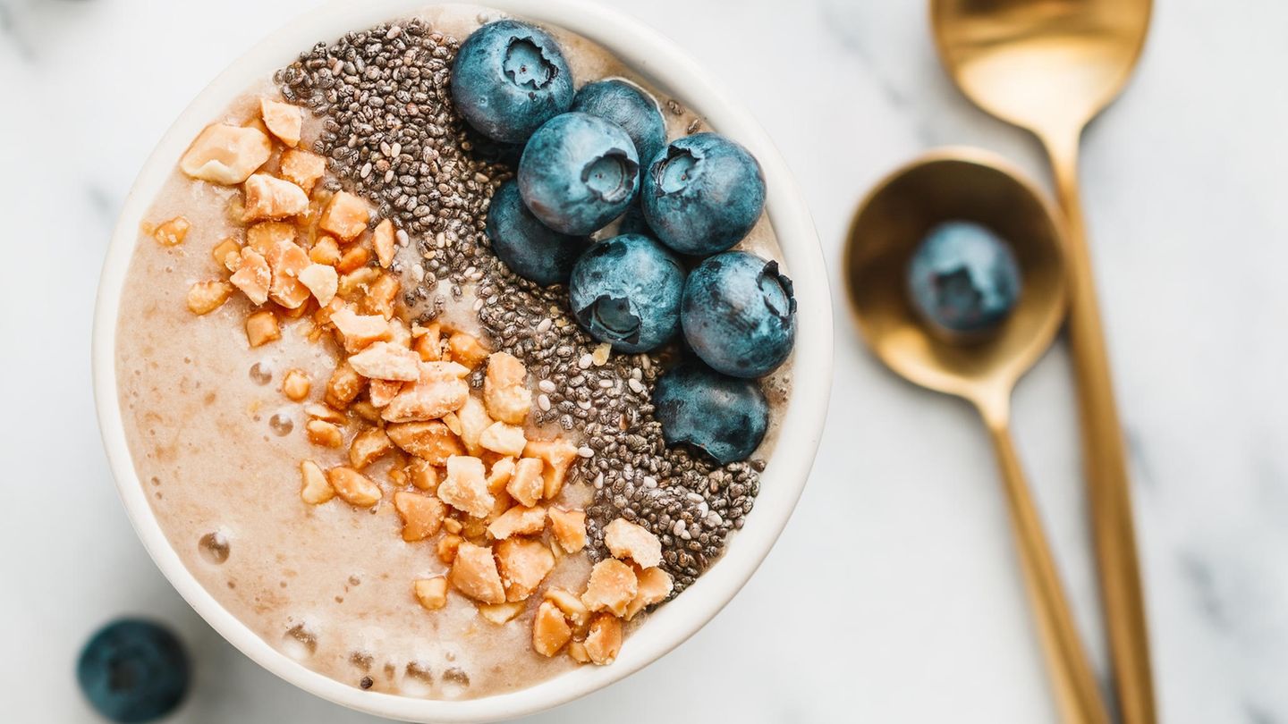 ... in dieser Smoothie-Bowl stecken Milch, Joghurt, eine gefrorene Banane und ein paar Eiswürfel. Alles zusammen in einem großen Mixer pürieren und mit Beeren und Nüssen garnieren. So entsteht ein fruchtig-kaltes Dessert mit wertvollen Vitaminen und Ballaststoffen, das ohne zugesetzten Zucker auskommt.