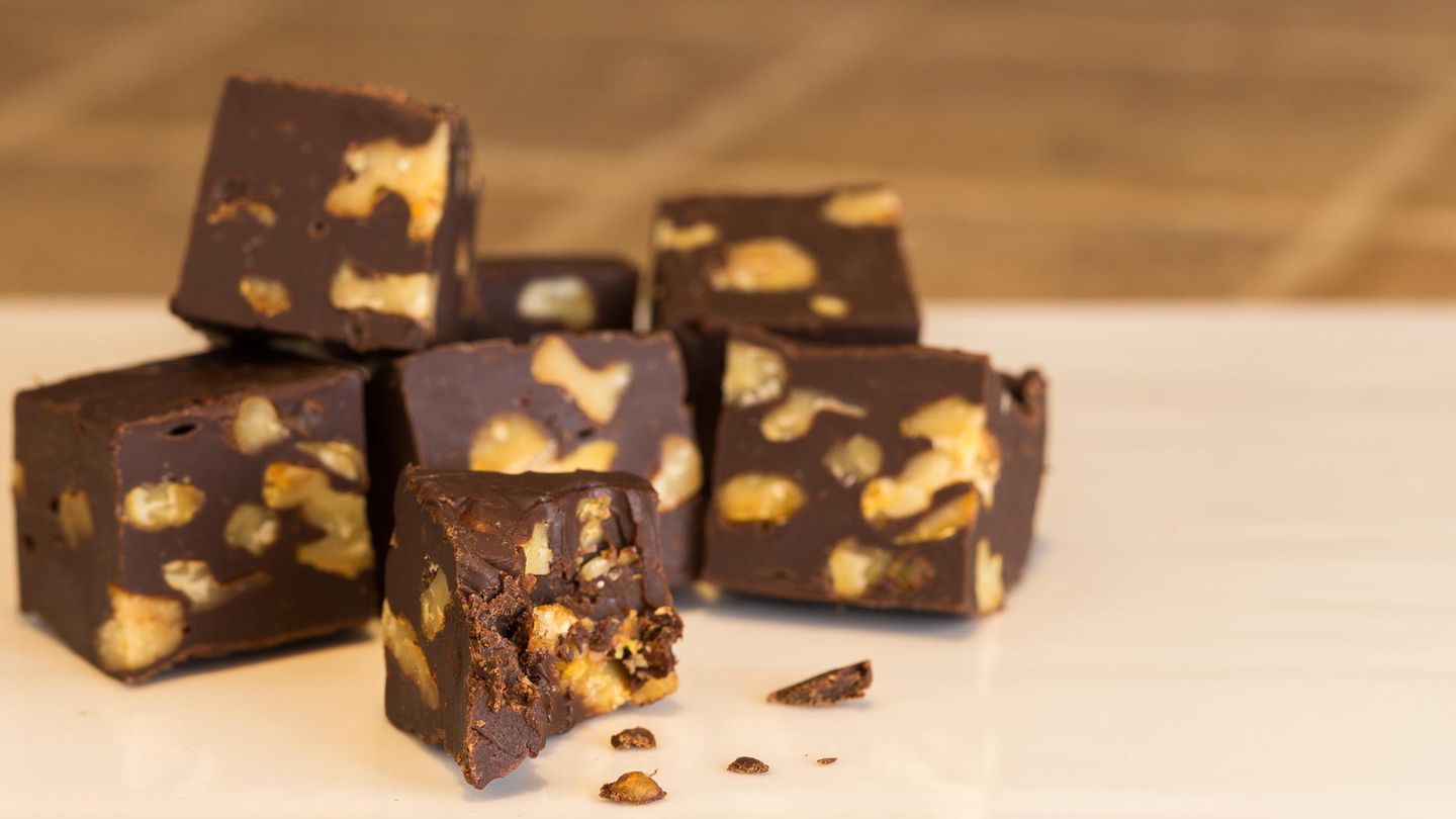 Gesunde Alternativen zu Ihren Lieblingssnacks Dunkle Schokolade mit Walnüssen
