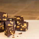 Dunkle Schokolade mit Walnüssen