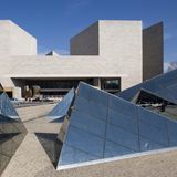 Platz 10: National Gallery of Art in Washington D.C., USA  Links und rechts der Prachtstraße Mall zwischen Capitol und Lincoln Memorial liegen in der Hauptstadt Washington die Museen der Smithsonian Institution. Mehrere davon widmen sich der Kunst, wie die beiden Gebäude der National Gallery of Art, die im Jahr von 5,2 Millionen Menschen besucht werden. Im Bild der East Wing, ein Entwurf des Architekten I. M. Bei, der 1978 eröffnet wurde.  Infos: www.nga.gov