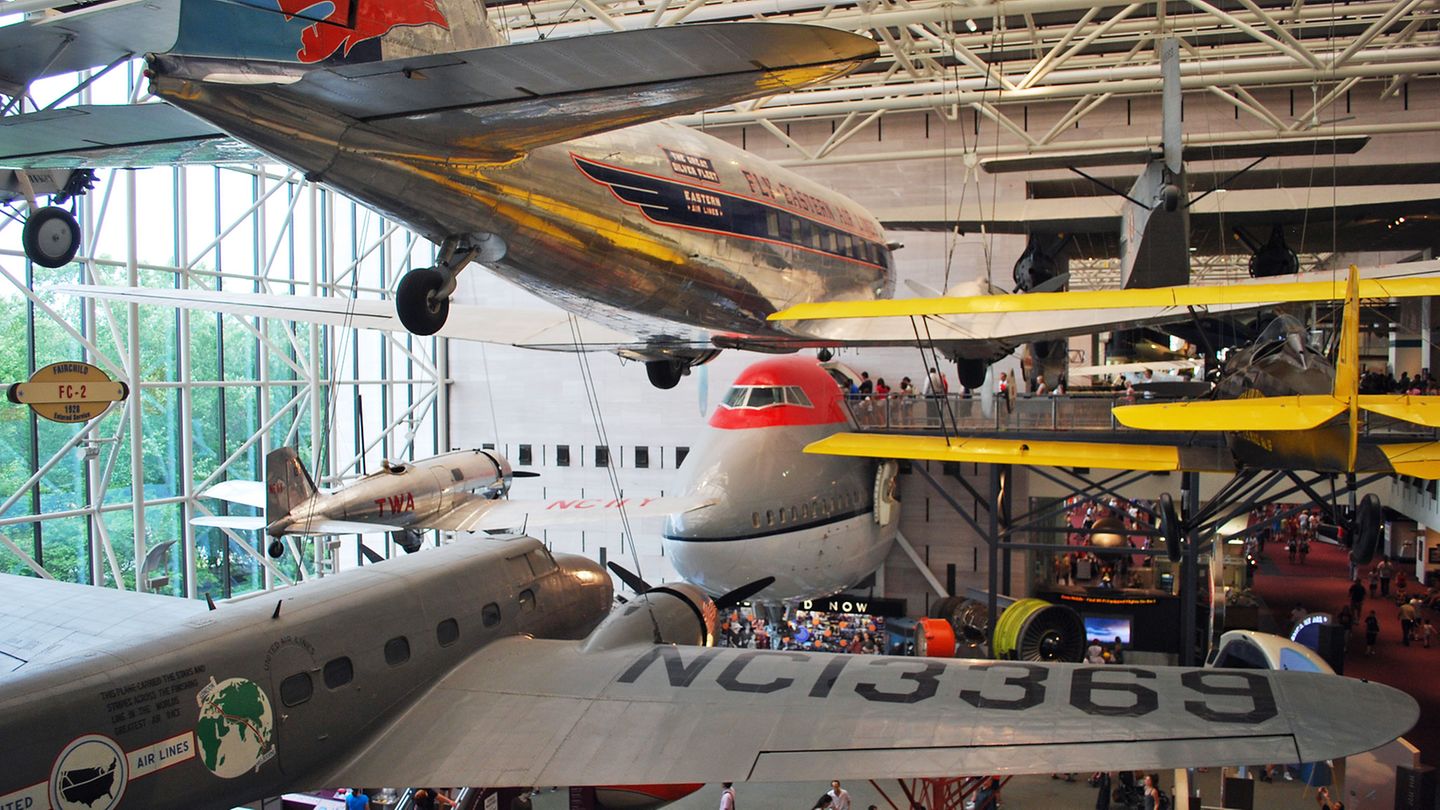 Top Ten: Platz 3: National Air and Space Museum in Washington D.C., USA Von allen Smithsonian-Museen an der Mall in Washington D.C. ist das Luft- und Raumfahrtmuseum mit mehr als sieben Millionen Besuchern das meistbesuchte. Hier darf man ein Stück Mondgestein anfassen. Und hier gibt es die "Spirit of the Louis", mit der Charles Lindbergh über den Atlantik flog, das Vorderteil eine Boeing 747 (in Bildmitte) und eine deutsche V2-Rakete zu sehen. Die Außenstelle am Dulles-Airport, das Steven F. Udvar-Hazy Center in Virginia, beherbergt eine der größten Flugzeugsammlungen der Welt. Infos: https://airandspace.si.edu Platz 3: National Air and Space Museum in Washington D.C., USA Von allen Smithsonian-Museen an der Mall in Washington D.C. ist das Luft- und Raumfahrtmuseum mit mehr als sieben Millionen Besuchern das meistbesuchte. Hier darf man ein Stück Mondgestein anfassen. Und hier gibt es die "Spirit of the Louis", mit der Charles Lindbergh über den Atlantik flog, das Vorderteil eine Boeing 747 (in Bildmitte) und eine deutsche V2-Rakete zu sehen. Die Außenstelle am Dulles-Airport, das Steven F. Udvar-Hazy Center in Virginia, beherbergt eine der größten Flugzeugsammlungen der Welt. Infos: https://airandspace.si.edu