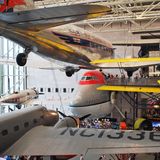 Platz 3: National Air and Space Museum in Washington D.C., USA  Von allen Smithsonian-Museen an der Mall in Washington D.C. ist das Luft- und Raumfahrtmuseum mit mehr als sieben Millionen Besuchern das meistbesuchte. Hier darf man ein Stück Mondgestein anfassen. Und hier gibt es die "Spirit of the Louis", mit der Charles Lindbergh über den Atlantik flog, das Vorderteil eine Boeing 747 (in Bildmitte) und eine deutsche V2-Rakete zu sehen. Die Außenstelle am Dulles-Airport, das Steven F. Udvar-Hazy Center in Virginia, beherbergt eine der größten Flugzeugsammlungen der Welt.  Infos: https://airandspace.si.edu