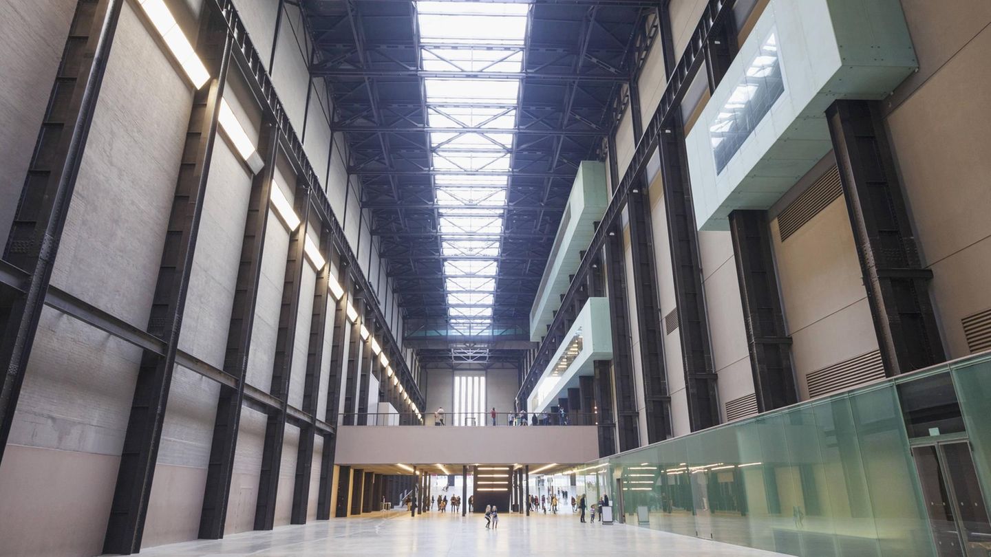 Top Ten: Platz 9: Tate Gallery of Modern Art in London, Großbritannien Vom Kraftwerk zur Kunsthalle: Aus der Bankside Power Station am südlichen Themseufer haben die Architekten des Büros Herzog und de Meuron in der Schweiz im Jahr 2000 eines der weltweit größten Museen für Gegenwartskunst und einen Besuchermagnet mit 5,6 Millionen Visitors pro Jahr geschaffen. Das Bild zeigt die ehemalige Turbinenhalle. Infos: www.tate.org.uk Platz 9: Tate Gallery of Modern Art in London, Großbritannien Vom Kraftwerk zur Kunsthalle: Aus der Bankside Power Station am südlichen Themseufer haben die Architekten des Büros Herzog und de Meuron in der Schweiz im Jahr 2000 eines der weltweit größten Museen für Gegenwartskunst und einen Besuchermagnet mit 5,6 Millionen Visitors pro Jahr geschaffen. Das Bild zeigt die ehemalige Turbinenhalle. Infos: www.tate.org.uk