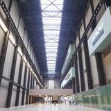 Platz 9: Tate Gallery of Modern Art in London, Großbritannien  Vom Kraftwerk zur Kunsthalle: Aus der Bankside Power Station am südlichen Themseufer haben die Architekten des Büros Herzog und de Meuron in der Schweiz im Jahr 2000 eines der weltweit größten Museen für Gegenwartskunst und einen Besuchermagnet mit 5,6 Millionen Visitors pro Jahr geschaffen. Das Bild zeigt die ehemalige Turbinenhalle.  Infos: www.tate.org.uk