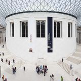 Platz 8: British Museum in London, Großbritannien  Es ist mit 5,9 Millionen Besucher im Jahr das meistbesuchte Museum Londons, und zur Sammlung gehören mehr als acht Millionen Objekte aus der Kulturgeschichte der Menschheit, unter anderem der berühmte Stein von Rosetta. Der klassizistische Bau aus der Mitte des 19. Jahrhunderts wurde von Sir Norman Foster zur Jahrtausendwende umgestaltet.  Infos: www.britishmuseum.org