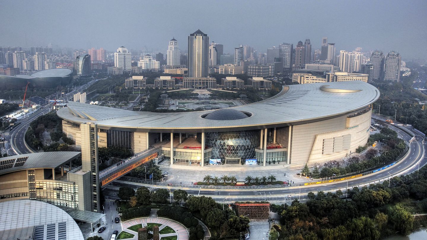 Top Ten: Platz 6: Shanghai Science and Technology Museum in Shanghai, China Das erst vor wenigen Jahren eröffnete Museum in Form einer Spirale erstreckt sich über fünf Stockwerke mit 13 Abteilungen und Imax-Filmtheater und gehört mit 6,4 Millionen Besuchern zu den beliebtesten in der Volksrepublik China. Infos: http://en.sstm.org.cn Platz 6: Shanghai Science and Technology Museum in Shanghai, China Das erst vor wenigen Jahren eröffnete Museum in Form einer Spirale erstreckt sich über fünf Stockwerke mit 13 Abteilungen und Imax-Filmtheater und gehört mit 6,4 Millionen Besuchern zu den beliebtesten in der Volksrepublik China. Infos: http://en.sstm.org.cn