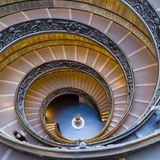 Platz 5: Vatikanische Museen in Rom, Vatikanstadt  Die päpstlichen Sammlungen gehören zu den umfangreichsten der Welt und sind in unterschiedlichen Teilen des vatikanischen Palastes untergebracht. Zu den Highlights gehört auch die Sixtinische Kapelle. Blickfang ist die doppelläufige Spiraltreppe von Giuseppe Momo. Allein mehr als 6,4 Millionen Besucher wandeln durch diese Museen pro Jahr.  Infos: www.museivaticani.va