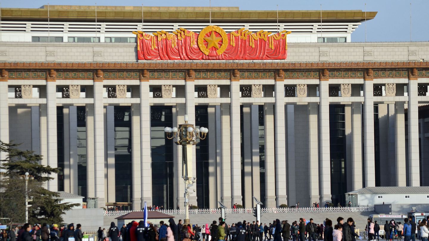 Platz 2: Chinesisches Nationalmuseum in Peking, Volksrepublik China  Mit knapp 200.000 Quadratmetern ist das Museum am berühmt-berüchtigten Tiananmen-Platz in der Hauptstadt das mit der größten Ausstellungsfläche weltweit. Mehr als acht Millionen Besucher zieht es pro Jahr durch die Räume, in denen Artefakte aus dem Reich der Mitte von der Steinzeit über das Kaiserreich bis zur Industrialisierung ausgestellt sind.  Infos: http://de.chnmuseum.cn
