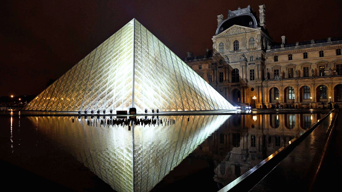 Top Ten: Platz 1: Louvre in Paris, Frankreich Mit 8,1 Millionen Besuchern führt der Louvre die Liste der meistbesuchten Museen in der Welt an. Die Kunstsammlung ist in der ehemaligen Residenz der französischen Könige untergebracht. 1993 wurde das Museum um eine unterirdische Einkaufspassage und die Glaspyramide ergänzt. Infos: www.louvre.fr/en Platz 1: Louvre in Paris, Frankreich Mit 8,1 Millionen Besuchern führt der Louvre die Liste der meistbesuchten Museen in der Welt an. Die Kunstsammlung ist in der ehemaligen Residenz der französischen Könige untergebracht. 1993 wurde das Museum um eine unterirdische Einkaufspassage und die Glaspyramide ergänzt. Infos: www.louvre.fr/en