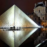 Platz 1: Louvre in Paris, Frankreich  Mit 8,1 Millionen Besuchern führt der Louvre die Liste der meistbesuchten Museen in der Welt an. Die Kunstsammlung ist in der ehemaligen Residenz der französischen Könige untergebracht. 1993 wurde das Museum um eine unterirdische Einkaufspassage und die Glaspyramide ergänzt.  Infos: www.louvre.fr/en