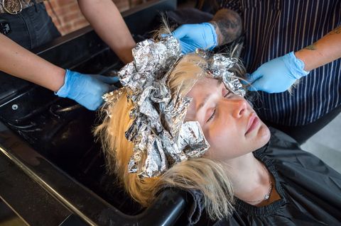 Theresia lässt das Umstyling stoisch über sich ergehen