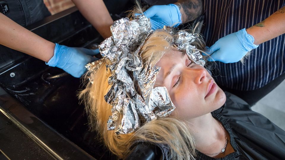 Germany's Next Topmodel: Theresia lässt das Umstyling stoisch über sich ergehen Theresia lässt das Umstyling stoisch über sich ergehen