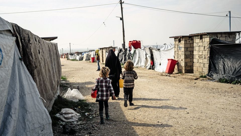 Islamischer Staat: Die Ausländerinnen unter den IS-Gefangenen wohnen wie diese Frau in bewachten Zeltstädten. In den Camps sollen 2500 Kinder aus über 30 Ländern leben. Die Ausländerinnen unter den IS-Gefangenen wohnen wie diese Frau in bewachten Zeltstädten. In den Camps sollen 2500 Kinder aus über 30 Ländern leben.