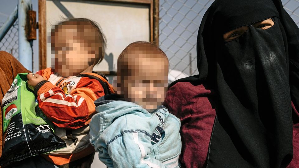 Islamischer Staat: Lemkes Söhne Dschafar, 1, (r.) und Schakir, 3, (l.) werden von fremden IS-Frauen im Lager al-Hol betreut Lemkes Söhne Dschafar, 1, (r.) und Schakir, 3, (l.) werden von fremden IS-Frauen im Lager al-Hol betreut