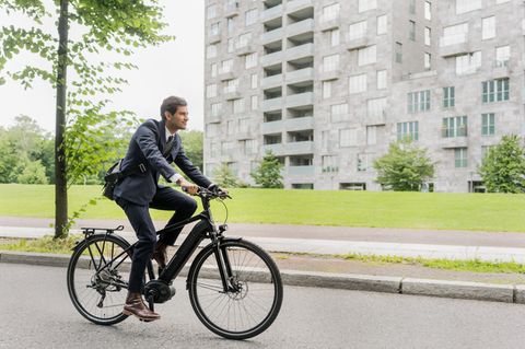Inzwischen haben auch Manager keine Scheu mehr, ein E-Rad zu benutzen.