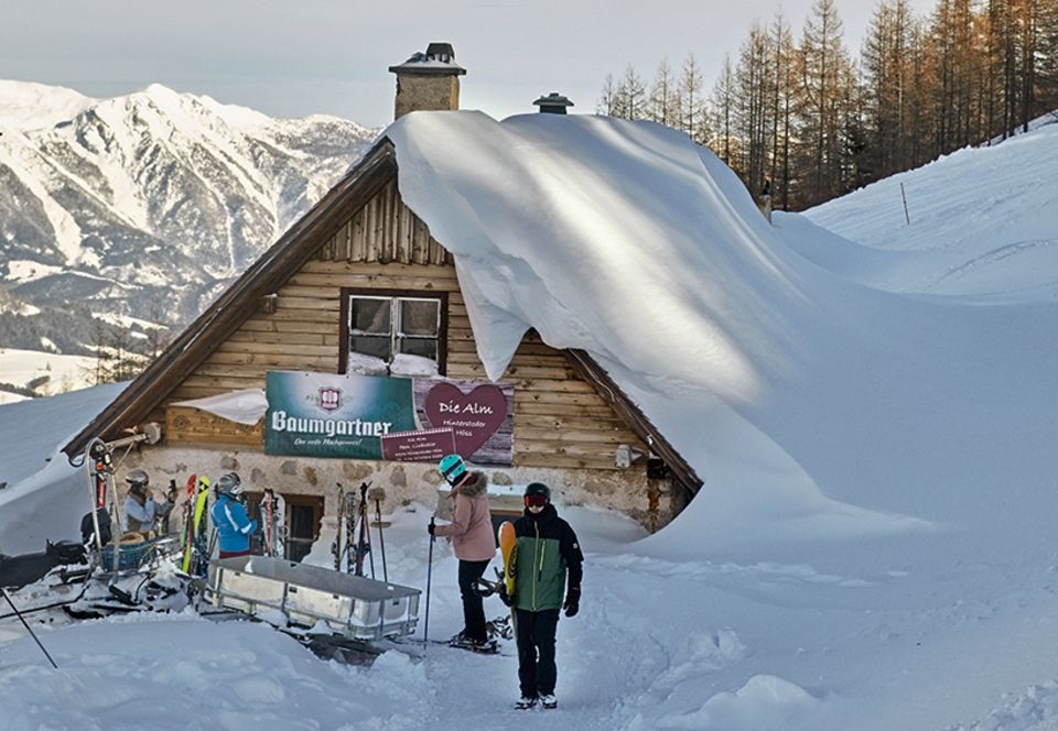 Die Hütte und Jausenstation "Die Alm" an der Hirschkogelbahn