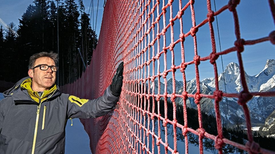 Sicherheitsnetze fangen die Rennfahrer bei Stürzen auf. Herwig Grabner leitet das Organisationskomitee des Ski-Weltcup in Hinterstoder.