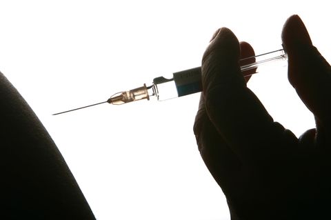 Thema Fake-News: Eine Spritze wird in einen Arm gestochen