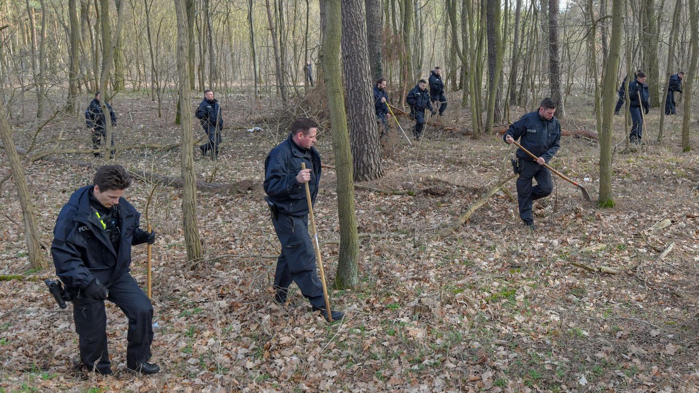 Polizisten suchen ein Waldstück bei Storkow (Oder-Spree) in Brandenburg nach der vermissten Rebecca ab