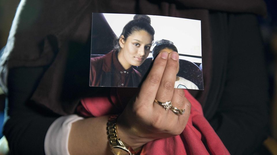 Shamima Begum Ein Foto zeigt Shamima Begum mit ihrer Schwester.