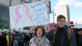 Rosalie und Keno sind auf der Demo, um für die Abschaffung des Paragrafen 219a zu demonstrieren. Das Werbeverbot für Abtreibungen verbietet es zur Zeit, das Ärzte und Ärztinnen über Abtreibungen informieren. "Es geht um die Selbstbestimmung über meinen Körper", sagt die 22 Jährige. Für ihren Freund Keno ist es wichtig, als Mann mit den Frauen in der Gesellschaft Solidarität zu zeigen. "Ich will ein Zeichen setzen und zeigen, dass die Frauen mit ihren Forderungen nicht allein sind", sagt der 24-Jährige.