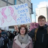 Rosalie und Keno sind auf der Demo, um für die Abschaffung des Paragrafen 219a zu demonstrieren. Das Werbeverbot für Abtreibungen verbietet es zur Zeit, das Ärzte und Ärztinnen über Abtreibungen informieren. "Es geht um die Selbstbestimmung über meinen Körper", sagt die 22 Jährige. Für ihren Freund Keno ist es wichtig, als Mann mit den Frauen in der Gesellschaft Solidarität zu zeigen. "Ich will ein Zeichen setzen und zeigen, dass die Frauen mit ihren Forderungen nicht allein sind", sagt der 24-Jährige.