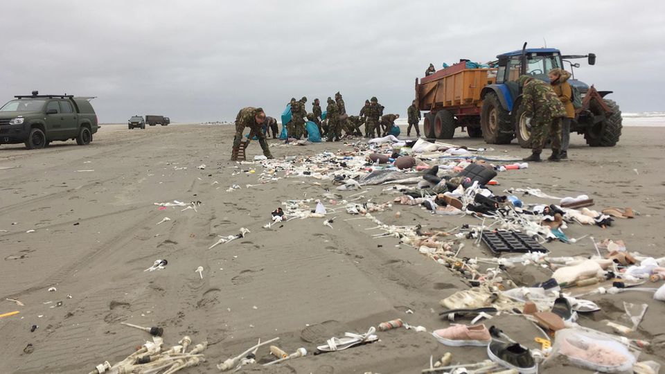 Die niederländische Armee räumt am Strand von Schiermonnikoog auf